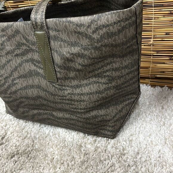 Michael Michael Kors Signature the Michael Tote Bag - Olive - Picture 4 of 6